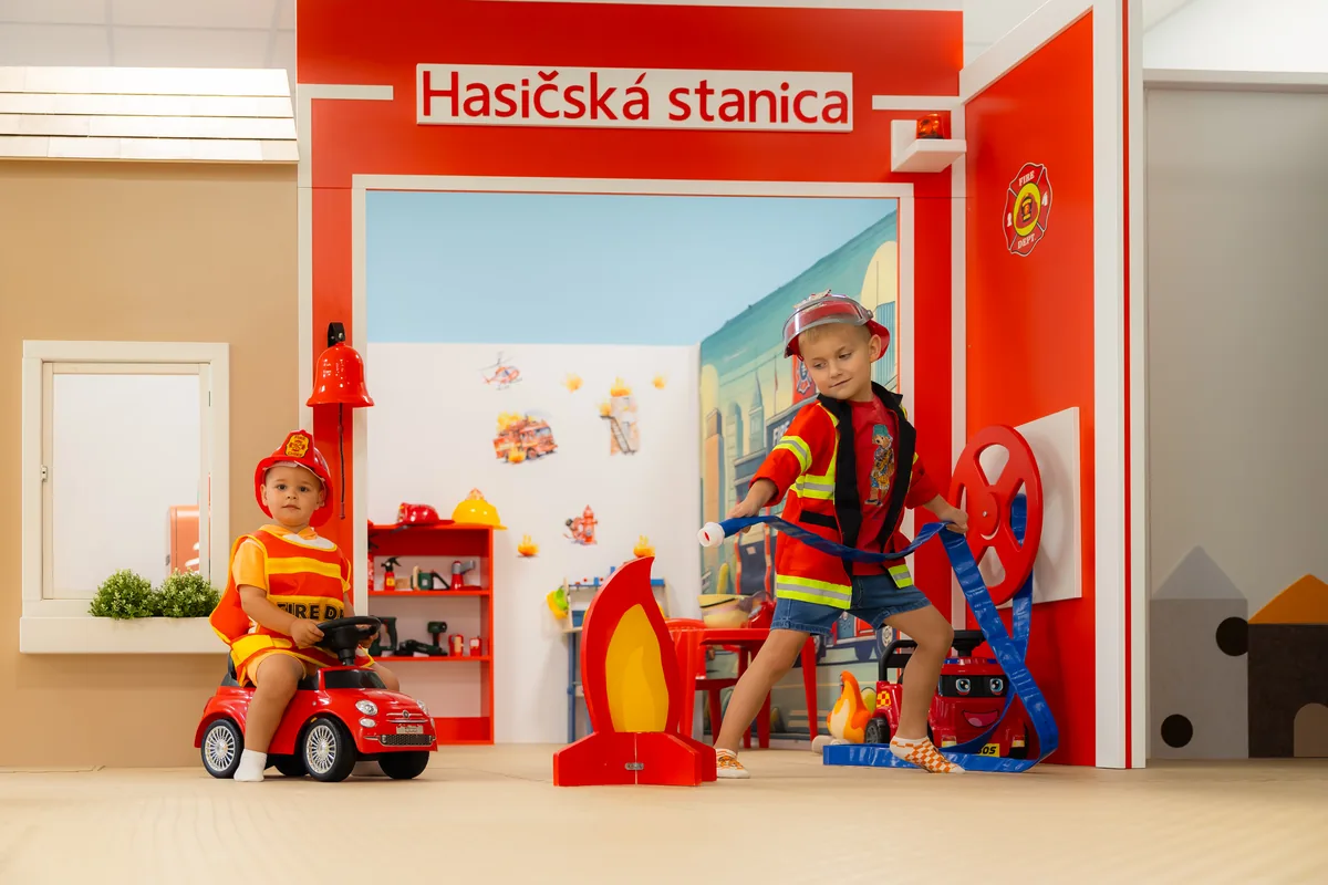 Deti pri tematickej hre v MINI CITY